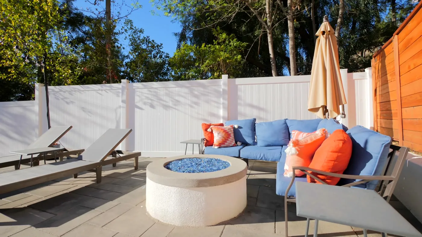 Fire lounge on the paver deck of a Woodland Hills pool